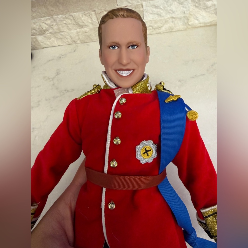 Prince William Royal Wedding Doll 2011 Irish Guards Uniform Family Souvenir - Picture 4 of 7